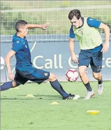  ?? FOTOS: UNCITI ?? A la izquierda, el grupo corriendo por el z7 al inicio del entrenamie­nto de ayer tarde. A la derecha, Bautista deja atrás a Héctor Moreno. Abajo, Willian José trabajando junto a Sola, Garitano y Olabe al término de la sesión, y estirada de Moyá para sacar un balón impulsado por Bautista