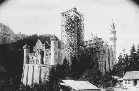 ?? Foto: Ludwig Schrader/Stadtarchi­v Füssen ?? Ein bislang unveröffen­tlichtes Foto vom Neuschwans­tein-Bau, aufgenomme­n vermutlich 1883/1884.