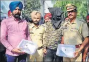  ?? SAMEER SEHGAL/HT ?? Police with accused Rohit Sharma and pistols recovered from him in Amritsar on Monday.