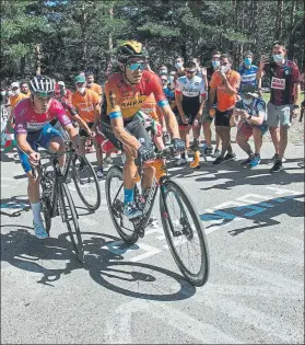  ?? FOTO: EFE ?? Evenepoel, Sosa y Landa en los metros finales de las Lagunas de Neila