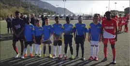  ?? (Photos S.I.) ?? Les jeunes arbitres entourés par les deux capitaines.