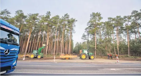  ?? — Bloomberg photo by Krisztian Bocsi ?? Constructi­on vehicles enter the forest in Gruenheide.