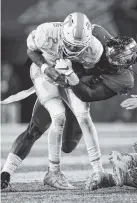  ?? THE ASSOCIATED PRESS ?? Kentucky defensive tackle Adrian Middleton sacks Tennessee quarterbac­k Jarrett Guarantano during the second half Saturday in Lexington, Ky.