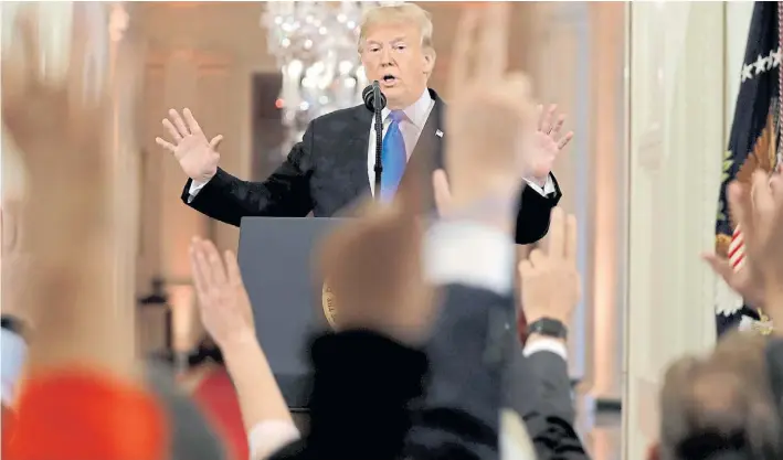  ?? AP ?? Trump reacciona cuando los periodista­s alzan las manos para preguntar, en la sala del Este, en noviembre de 2018.