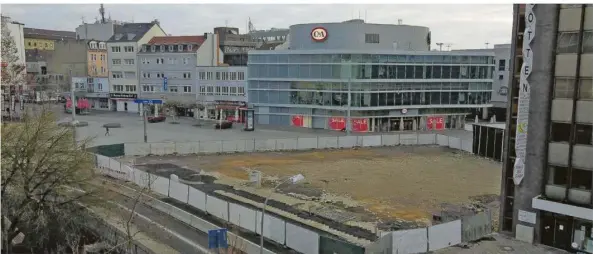  ?? FOTO: BECKERBRED­EL ?? Blick auf die Baulücke an der Ecke Bahnhof- und Reichsstra­ße, wo ein weiteres Hotel geplant ist.