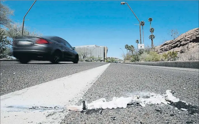  ?? CHRIS CARLSON / AP ?? Sobre el asfalto, ayer aún quedaban restos del accidente mortal en el que un automóvil autónomo de Uber atropelló a un peatón que cruzaba la calle con una bici en Tempe