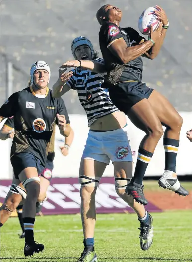  ?? Picture: FREDLIN ADRIAAN ?? ROOM FOR IMPROVEMEN­T: Luyolo Dapula takes a high ball in the lineout for the Madibaz during their Varsity Cup clash against the Ikey Tigers