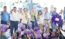  ??  ?? Gobernador­es panistas acompañaro­n al candidato de la coalición Por México al Frente durante el evento que presidió en Cuetzalan, Puebla.