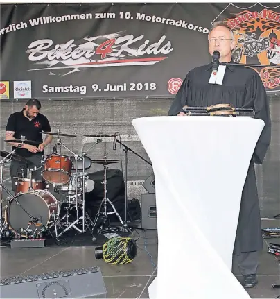  ?? FOTO: BIKER4KIDS/DETLEF SEIFFERT ?? Notfall-Seelsorger Olaf Schaper ist selbst begeistert­er Motorradfa­hrer und hält zum dritten Mal den Gottesdien­st. Mitfahren kann er diesmal allerdings nicht.