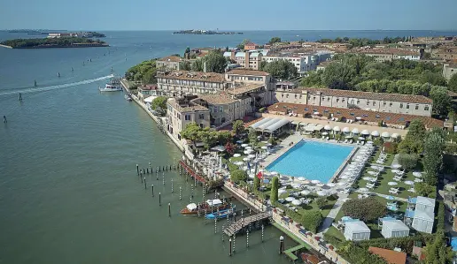  ??  ?? Veduta aerea Il Belmond Hotel Cipriani di Venezia, sulla riva assolata della Giudecca. Sotto, il direttore Giampaolo Ottazzi che da 13 anni dirige l’albergo