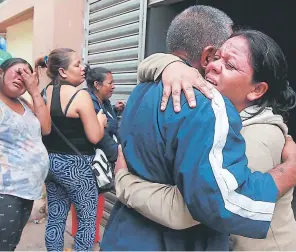  ??  ?? DOLOR. Los familiares de las víctimas mortales reclamaron los cuerpos en la morgue capitalina ayer.