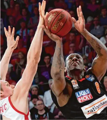  ?? Foto: imago/Zink ?? Eine Klasse für sich: der Ulmer Raymar Morgan (rechts gegen Leon Radosevic) sorgte allein für 24 Punkte beim 84:79 Sieg gegen Brose Bamberg.