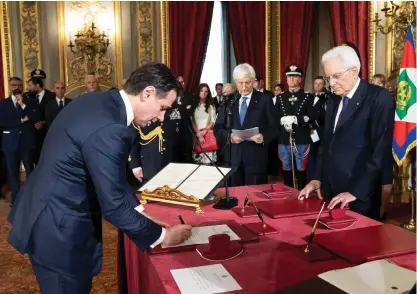  ?? FOTO: AFP/LEHTIKUVA/FRANSCESCO AMMENDOLA
FOTO: AFP/LEHTIKUVA/TIZIANA FABI ?? Italiens president Sergio Mattarella övervakar att allt går rätt till när Giuseppe Conte underteckn­ar nödvändiga dokument.