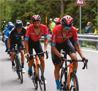  ??  ?? La culminació­n de una carrera. Damiano Caruso conquistó en Alpe Motta un éxito que ya no imaginaba, escoltado por un soberbio Pello Bilbao.
