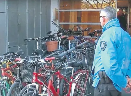  ?? Policía de la ciudad ?? Encontraro­n 16 bicicletas robadas en la casa del sospechoso
