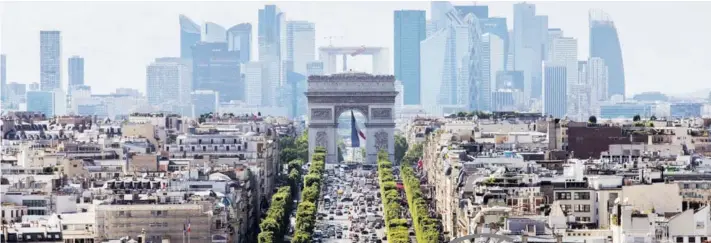  ?? FOTO: BLOOMBERG ?? Los Champs Élysées y el Arco del Triunfo con los edificios del distrito financiero La Défense en el horizonte.