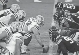  ?? NAM Y. HUH/AP ?? The Packers’ Corey Linsley, middle, snaps the ball during a game against the Bears on Jan. 3 in Chicago.