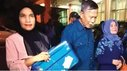  ?? ARZIL/PADANG EKSPRES/JPG ?? KANDAS: Syamsuar Syam diapit Misliza (kanan) dan Yuli Farida saat mendaftar ke KPU Kota Padang Rabu malam lalu (10/1).
urang bagak itu datangnya malam hari. Kalau datang siang hari, apalagi membawa teman segala, sama