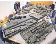  ?? FOTO: DPA ?? Sichergest­ellte Waffen von „Reichsbürg­ern“im Polizeiprä­sidium Wuppertal.