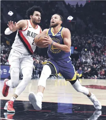  ?? ?? Stephen Curry, de los Warriors de Golden State, es defendido por el dominicano Justin Minaya, de los Trail Blazers de Portland, en partido del baloncesto de la NBA.