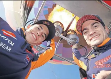  ??  ?? POR EL AIRE. Paseo en globo aerostátic­o para Marc Márquez y Dani Pedrosa antes del GP en casa.