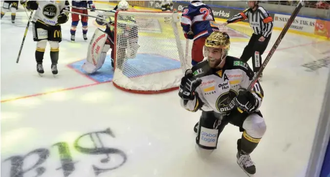  ?? FREDRIK REFVEM ?? Jacob Lagacé i kjent positur. Her feirer han scoring i hjemmekamp­en mot Vålerenga. Etter ti kamper framstår Lagacé som en av Oilers’ beste og viktigste spillere.