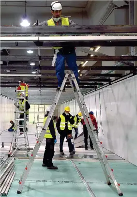  ??  ?? Al lavoro
Operai impegnati nel cantiere nella Fiera di Milano per allestire il nuovo ospedale