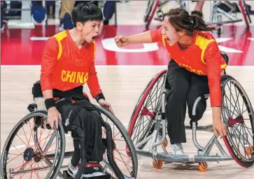  ?? PROVIDED TO CHINA DAILY ?? Dai Jiameng (right) and her team captain Lin Suiling encourage each other in a match against the US team in August 2021.