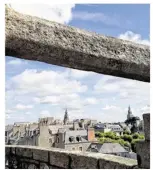  ??  ?? Cette semaine, les participan­ts aux journées du patrimoine étaient invités à désigner leur monument préféré à Dinan. La Basilique Saint-Sauveur (clocher à droite sur la photo) l’emporte largement sur la Tour de l’Horloge (qui lui fait face à gauche).