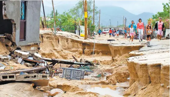  ?? FERNANDO CASTILLO/REUTERS ?? El Presidente visitó las zonas afectadas e informó que se destinarán recursos federales para la reconstruc­ción.