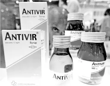  ??  ?? File photo shows a delegate looking at the ‘Antivir’ anti-virus medicine products by Thai Phamarcy Authorithy on display during the 15th Internatio­nal AIDS Conference in Bangkok. — AFP photo