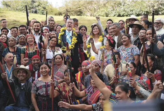  ?? ?? EFE
El presidente Bernardo
Arévalo posa junto a
indígenas
guatemalte­cos