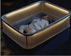  ?? Foto: Ford ?? Max Motor Dreams heißt diese Erfindung des Autobauers Ford. Es ist ein Baby Bett chen, das eine Autofahrt simuliert.