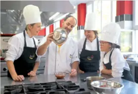  ??  ?? Kul In Međunarodn­i kulinarski institut u koji dolaze učenici iz cijelog svijeta, pa i iz Kine: u Kul Inu prolaze tečaj kuhanja ili rada slastica