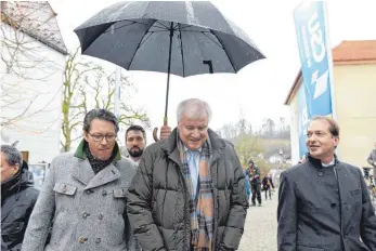  ?? FOTO: DPA ?? Auf ins Kloster: Generalsek­retär Andreas Scheuer, Parteichef Horst Seehofer und Landesgrup­penchef Alexander Dobrindt (von links/alle CSU) in Seeon.