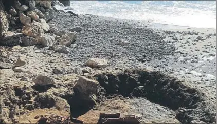  ?? JOAN GARCÍA TARGA ?? La playa de Sitges donde fueron encontrado­s los rastros de un enterramie­nto romano