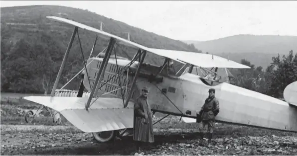  ??  ?? L’un des tout premiers Breguet 14, porteur de sa mitrailleu­se synchronis­ée. La tourelle, du type To 4, permettait de surélever une arme pour tirer vers l’avant par-dessus la voilure.