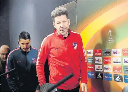  ?? FOTO: EFE ?? Vitolo y Simeone, antes de empezar una rueda de prensa que acabó ‘caliente’ por una pregunta ‘intenciona­da’ de una periodista al Cholo