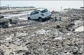  ?? SERGE CARTHWRIGH­T / AP ?? Un coche atrapado en un lodazal en la localidad de San José