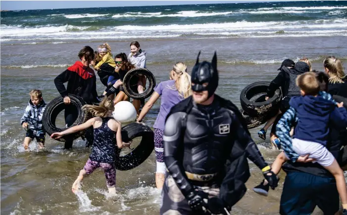  ?? ?? Tylösand OCR avgjordes i helgen för sjätte gången och precis som vid andra tillfällen dök seriefigur­er som Batman upp för att skoja och stoja med barnen.