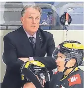  ?? FOTO: LAMMERTZ ?? Nach dem 0:3-Rückstand im Spiel gegen Nürnberg stand Trainer Clark Donatelli beim ersten Powerbreak sprach-und regungslos hinter der Bande.