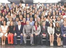  ??  ?? El presidente electo, Andrés Manuel López Obrador, se reunió en privado con la bancada de Morena en la Cámara de Diputado.