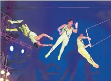  ?? FOTO: ANN-KATHRIN BROCKS ?? Die Gruppe Flying Wulber präsentier­en beim Zirkus Knie ihr fliegendes Trapez.