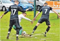  ?? FOTO: REINER ROITHER ?? Das einzige Spiel in der Fußball-Kreisliga A2, das am Wochenende nicht auf Kunstrasen über die Bühne ging: Der SV Achberg (links: Kevin Bosio) behält gegen die Lindauer Spielverei­nigung (Mitte: Robert Köhler) mit 3:0 die Oberhand.