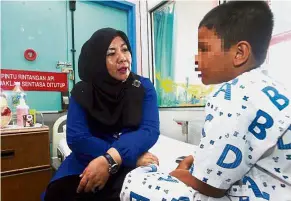  ?? — Bernama ?? Unchained: Shahaniza speaking to the boy while he recuperate­s at the Tengku Ampuan Afzan Hospital in Kuantan.