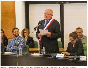  ??  ?? Vêtu de l’écharpe de maire, Jean-luc Ourgaud a rendu hommage à son prédécesse­ur, Michel Laugier, à la tête de la commune.