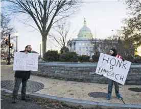  ?? AFP ?? Ciudadanos estadounid­enses con pancartas en las calles de Washington.