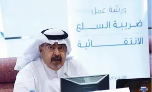  ??  ?? سليمان الضحيان خالل حديثه عن تفاصيل السلع الخاضعة للضريبة في «غرفة الشرقية» أخيرًا.