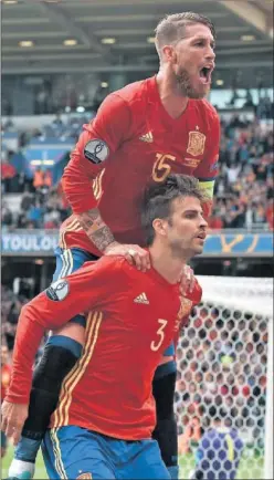  ??  ?? UNIÓN. Ramos celebra con Piqué el gol de éste a Chequia en Toulouse.