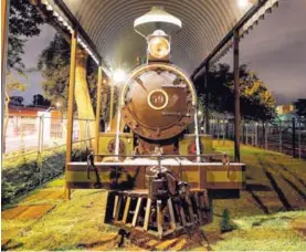  ?? JOSÉ CORDERO ?? La antigua locomotora, que se deja ver al lado de la acera sobre la avenida tercera, también fue iluminada.